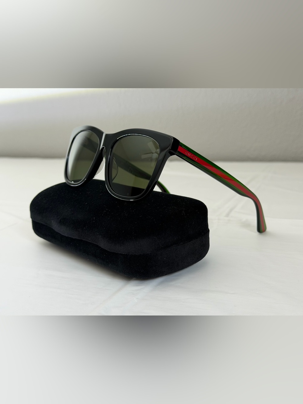 Gucci Women's black square sunglasses, New - Picture 4 of 10